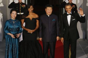 WASHINGTON, DC - SEPTEMBER 25:  (L-R) Madame Peng Liyuan, U.S. First Lady Michelle Obama, Chinese President Xi Jinping and U.S. President Barack Obama pose for photographers on the North Portico ahead of a state dinner at the White House September 25, 2015 in Washington, DC. Obama and Xi announced an agreement on curbing climate change and an understanding on cyber security.  (Photo by Chip Somodevilla/Getty Images)